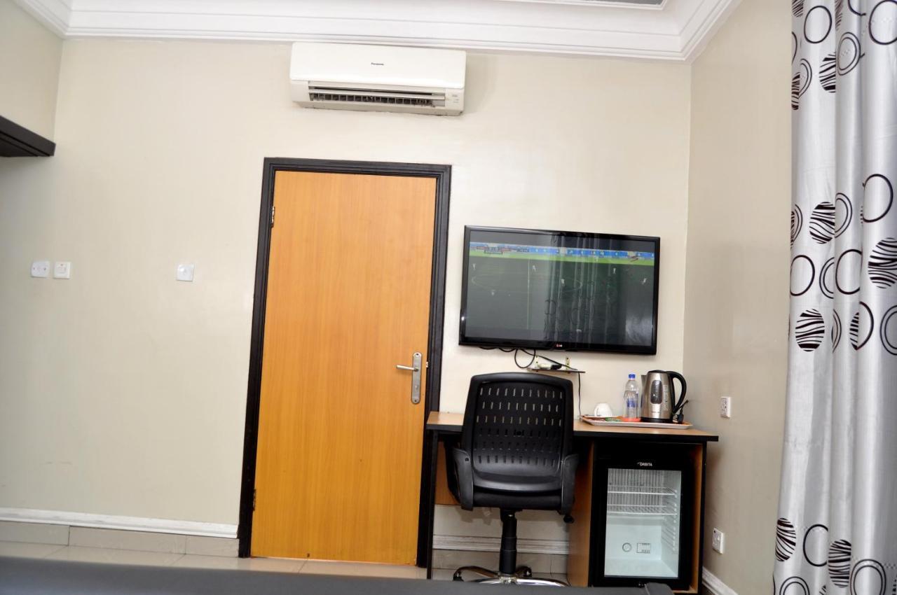 Primal Hotel Isaac John Gra Ikeja Esterno foto